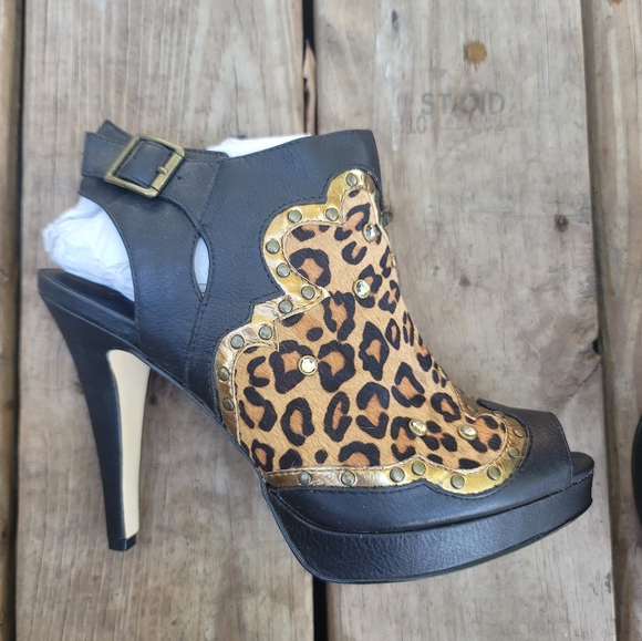 Reba Western Leather Booties - Picture 2 of 10